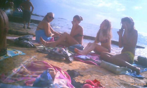 Upshorts dick flash for group of girls on beach