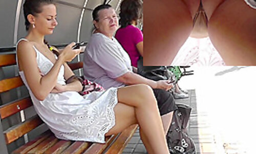 Girl caught on in the free upskirt video