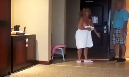 Busty mature woman flash pizza delivery guy