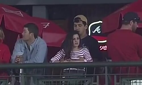 le tocca le tette durante una partita di baseball